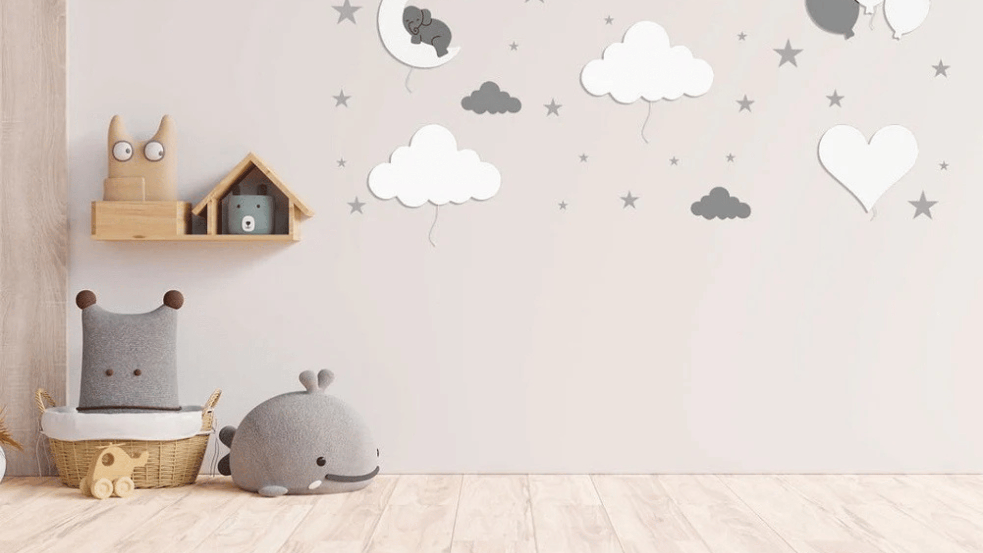 Mur d’une chambre d’enfant décoré avec une peluche baleine et des veilleuses diffusant une lumière douce et rassurante.
