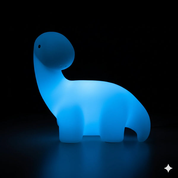 Veilleuse bébé dinosaure long cou en couleur bleue, apportant une lumière apaisante et calme à la chambre d'enfant.
