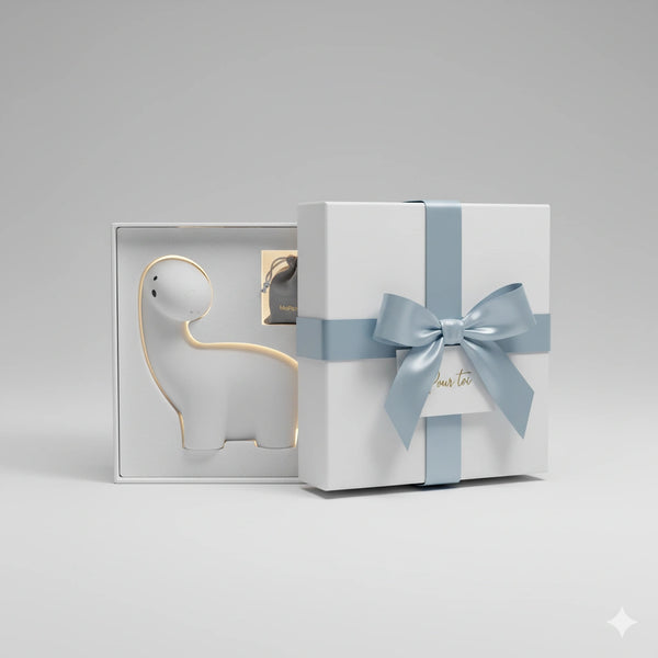 Coffret cadeau haut de gamme avec la veilleuse dinosaure long cou, ruban et carte "Pour toi", un cadeau parfait pour bébé et enfant.