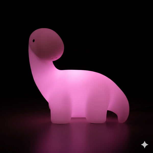 Veilleuse bébé dinosaure long cou en couleur violet-rose, créant une ambiance douce et rêveuse pour le coucher.