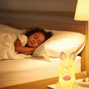 Enfant qui dort paisiblement grâce à une veilleuse lapin douce et rassurante, idéale pour bébé, chambre d’enfant et nuits sereines.