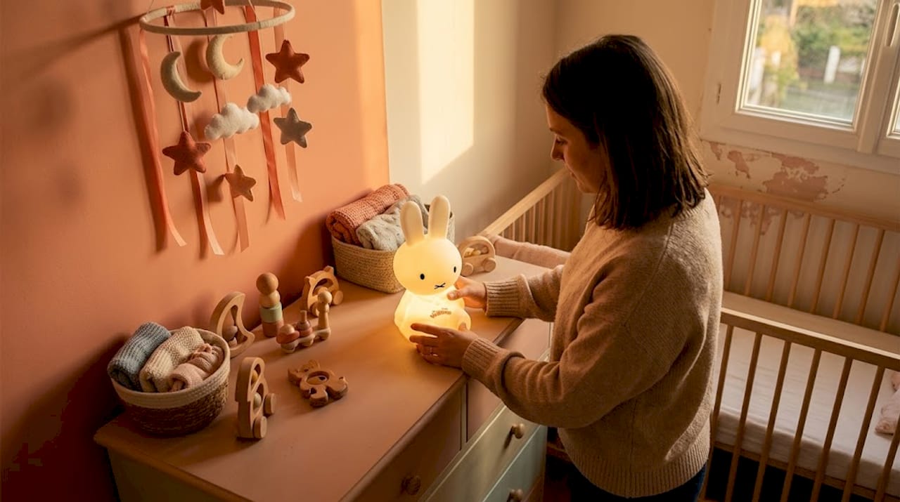 Une maman installe une veilleuse à LED dans la chambre de son bébé.