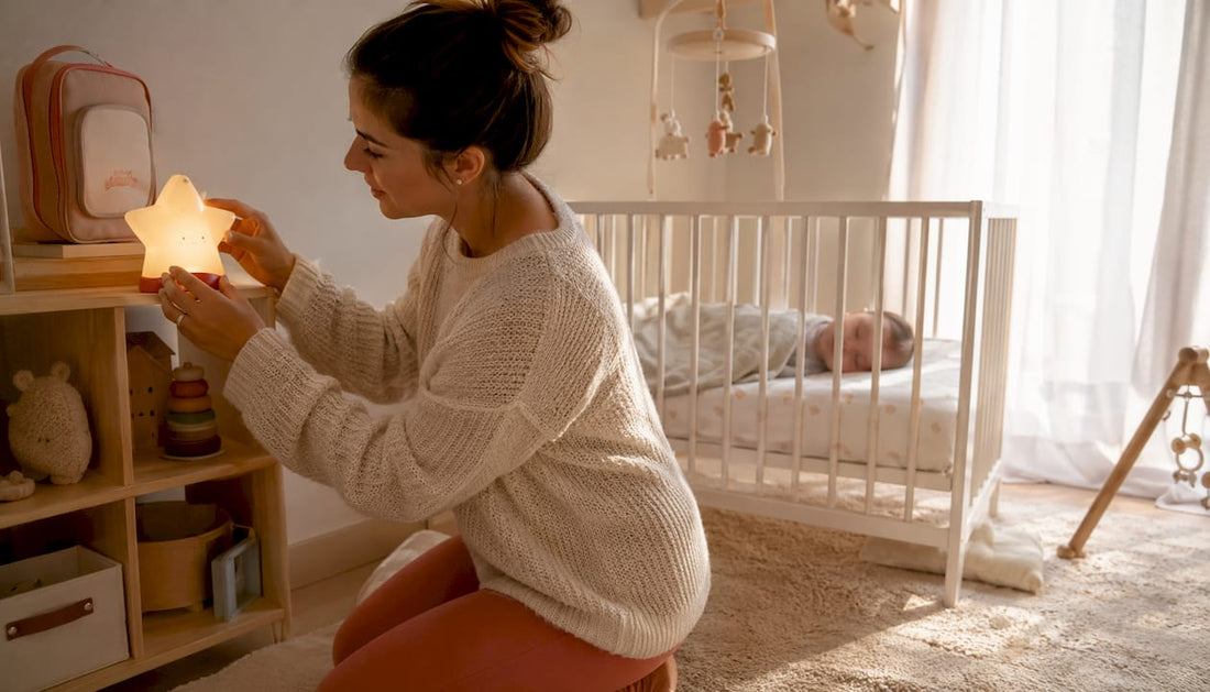 Une maman ajuste la lumière tamisée près du berceau de son bébé dans la chambre.