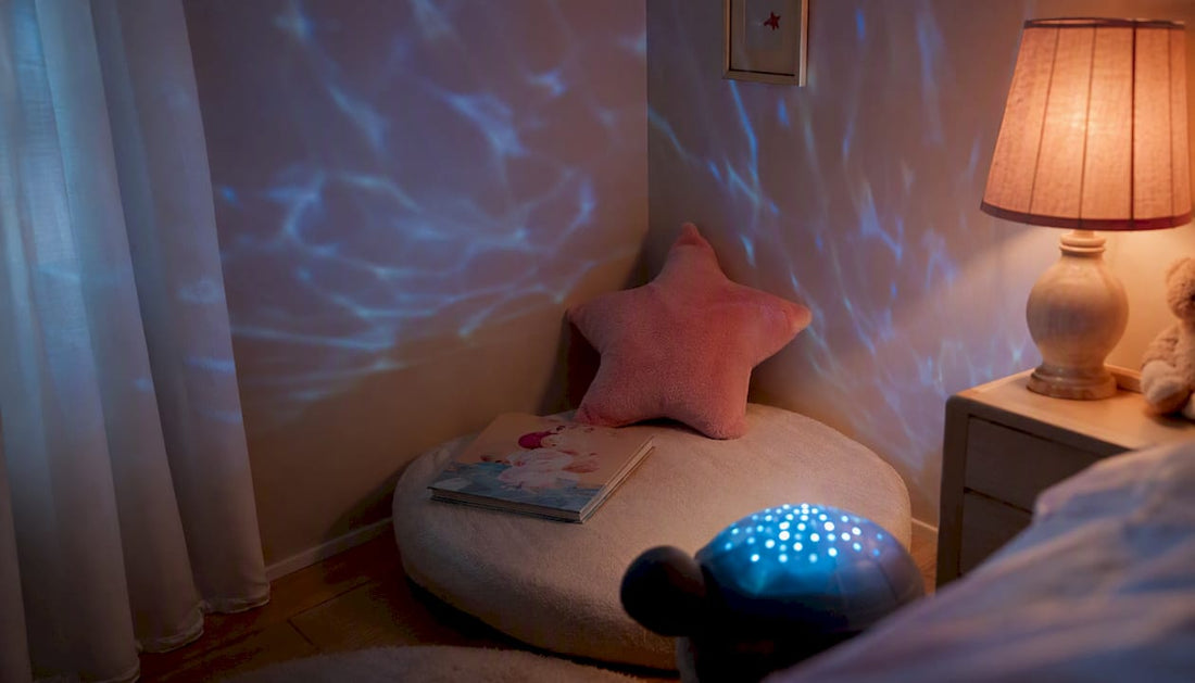 Créez une atmosphère apaisante dans la chambre de bébé grâce à une veilleuse inspirée de l’océan.