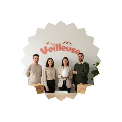 équipe Ma Petite Veilleuse, experts en veilleuse bébé, présentant une de leurs veilleuses innovantes pour le sommeil des enfants. Logo "Ma Petite Veilleuse" en arrière-plan.