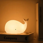 Veilleuse baleine pour enfant diffusant une lumière douce et apaisante, idéale comme veilleuse bébé pour rassurer la nuit.
