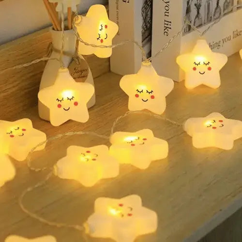 Veilleuse bébé étoile souriante avec guirlande lumineuse blanche, décor doux et sécurisant pour chambre enfant