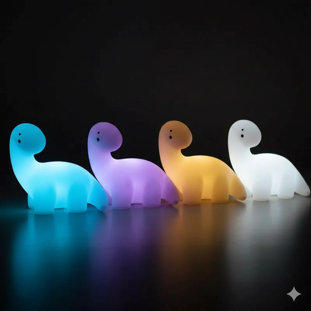 Veilleuse bébé dinosaure long cou lumineuse sur table de chevet, enfant endormi dans une chambre cosy. Idéal pour un sommeil paisible.