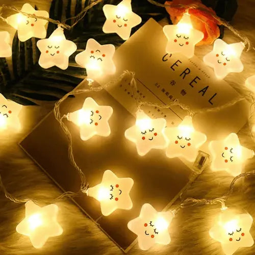 Veilleuse enfant étoile souriante avec guirlande lumineuse blanche, ambiance chaleureuse et réconfortante pour chambre bébé