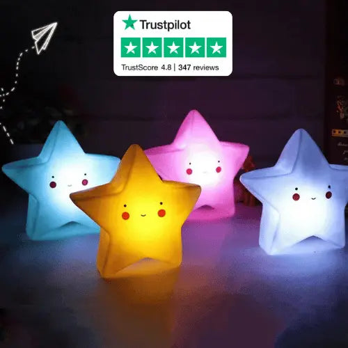 Veilleuse étoile bébé LED affichant quatre couleurs différentes bleu, rose, jaune et blanc, parfaite pour la chambre d’enfant et le sommeil paisible.