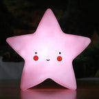 Veilleuse étoile LED pour bébé posée dans une chambre d’enfant, créant une ambiance rassurante et magique pour un sommeil tranquille.