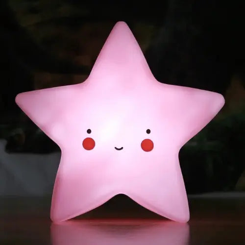 Veilleuse étoile LED pour bébé posée dans une chambre d’enfant, créant une ambiance rassurante et magique pour un sommeil tranquille.