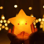 Veilleuse étoile LED pour bébé tenue dans les mains, lumière douce et rassurante idéale comme veilleuse enfant pour apaiser le coucher.