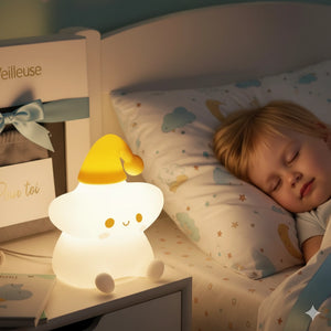 Veilleuse bébé étoile lumineuse sur table de chevet, enfant endormi dans une chambre cosy. Idéal pour un sommeil paisible.