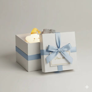 Coffret cadeau haut de gamme avec veilleuse étoile, ruban et carte "Pour toi", un cadeau parfait pour bébé et enfant.