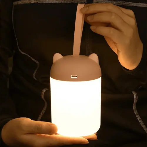 Veilleuse tactile LED portable rechargeable USB, lumière douce et pratique pour bébé et enfant, idéale pour chambre et nuit apaisée.