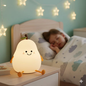 Veilleuse LED en forme de poire, lumineuse sur table de chevet, enfant endormi dans une chambre cosy. Idéal pour un sommeil doux et sécurisant.