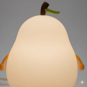 Gros plan sur la veilleuse LED poire, mettant en valeur sa finition lisse, ses matériaux de qualité supérieure et son design adorable.