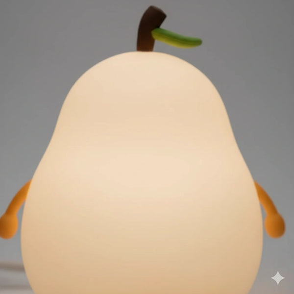 Gros plan sur la veilleuse LED poire, mettant en valeur sa finition lisse, ses matériaux de qualité supérieure et son design adorable.